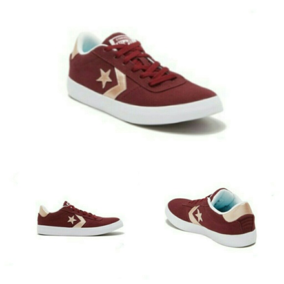 Converse Shoes - 💕EUC Converse Chuck Taylor point star sneakers